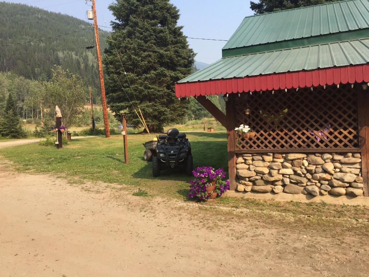 Summit River Lodge & Campsites Valemount Exterior photo