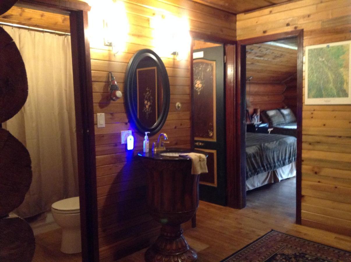 Summit River Lodge & Campsites Valemount Room photo